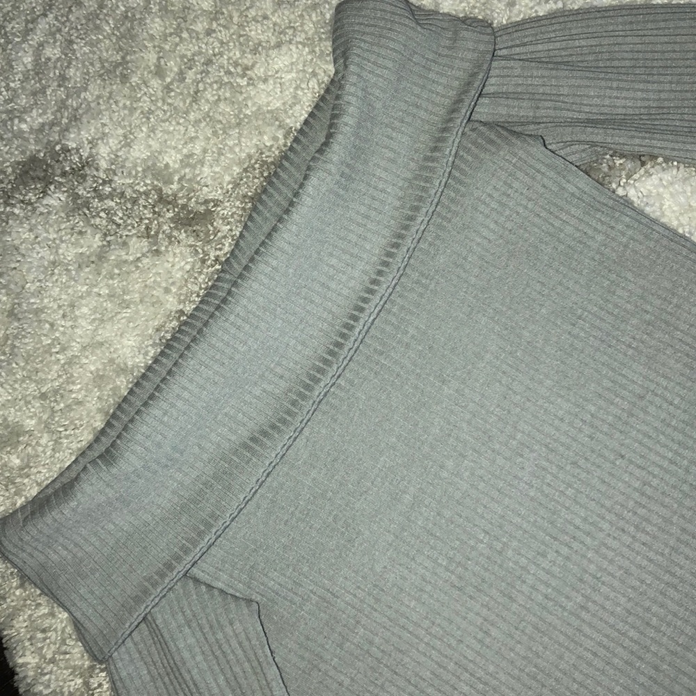 Abercrombie & Fitch | Off-the-shoulder Grey Top - Picture 2 of 4